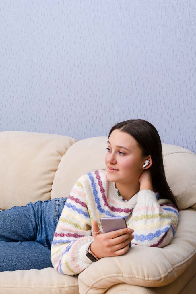 dreamy-fashionable-creative-teenager-girl-relaxing-QWQHNF9.jpg